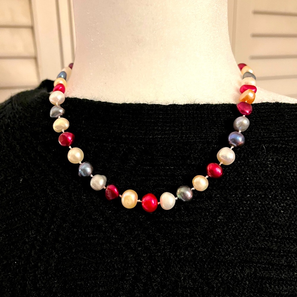Coloured pearl necklace and bracelet set